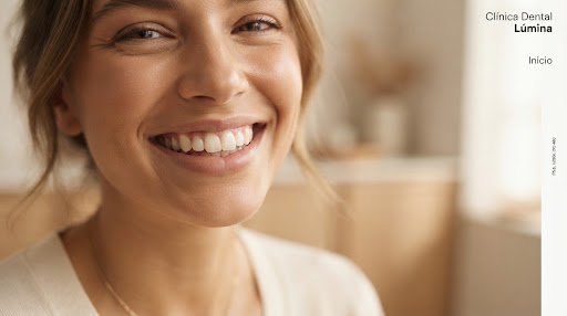 Primer plano de una sonrisa sana sobre un fondo neutro y cálido